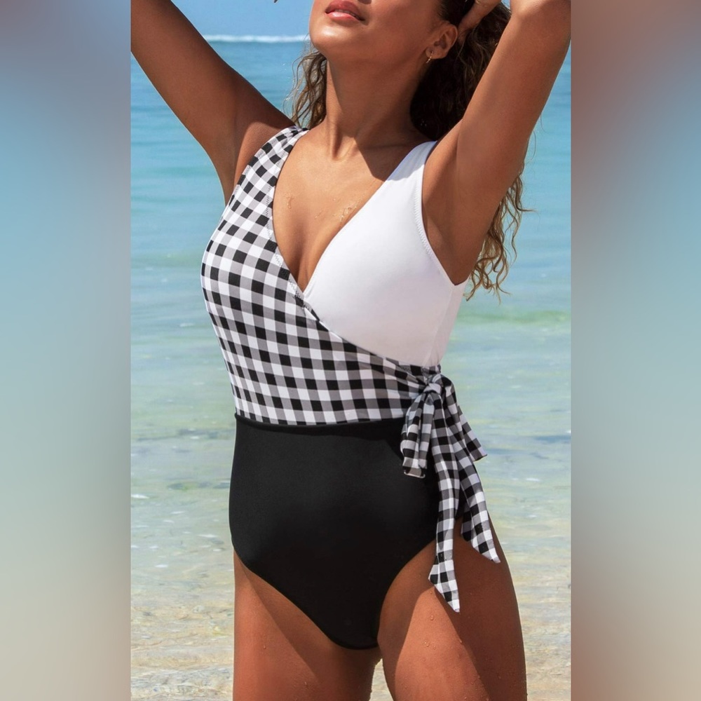 2/20$ 🌺Cupshe one piece black checker swimsuit 🌺